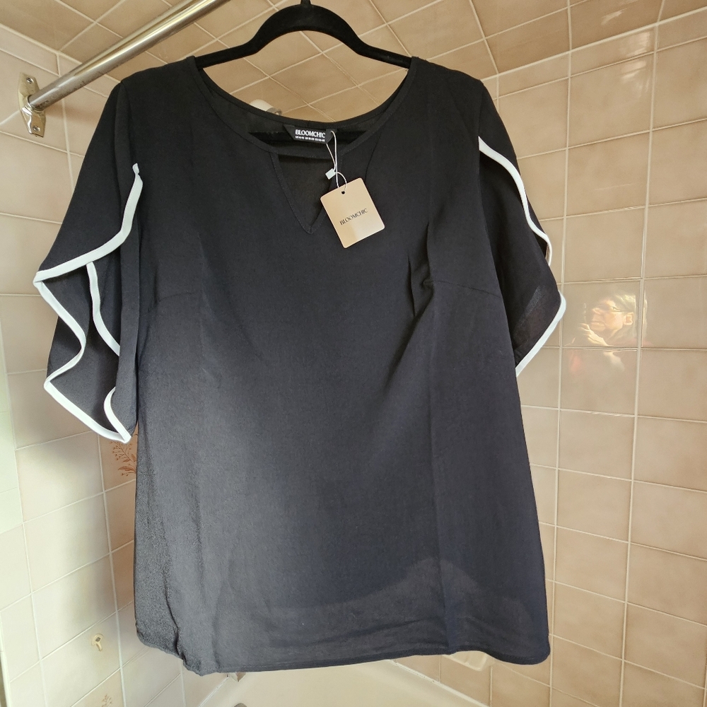 BloomChic Black Women's Top with White Trimmed Petal Sleeves  Size 14-16/XL  NWT